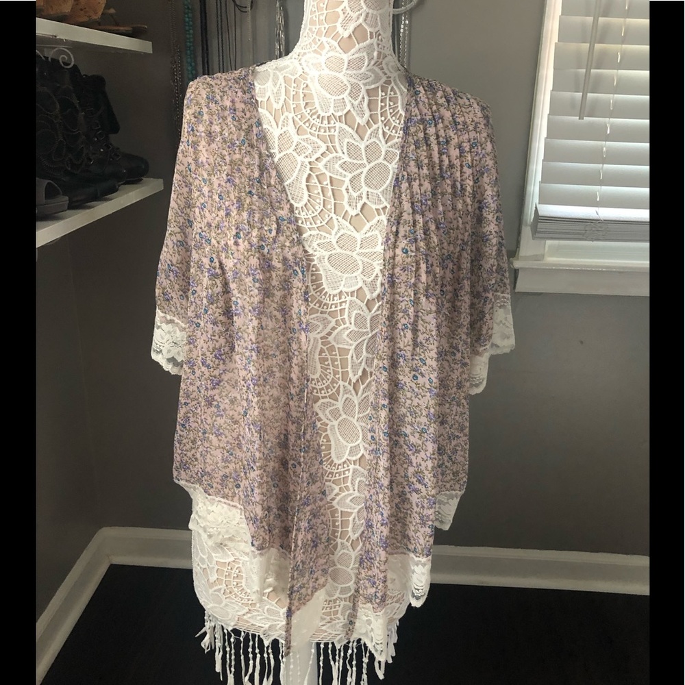 Flower kimono with lace trim